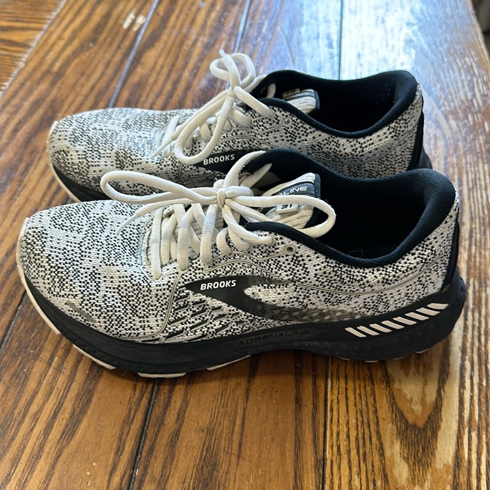 Brooks Adrenaline GTS 21 Running Shoe - Size 8.5